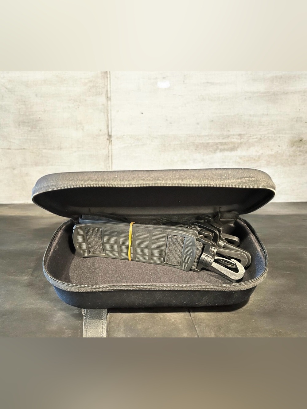 Christina White Hard Case Violin Case with Black Trim - Picture 9 of 10